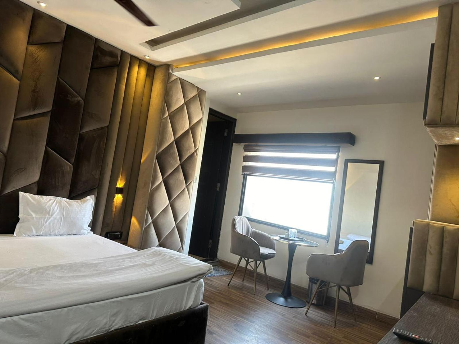 Hotel Kritika Велика Нойда Екстер'єр фото